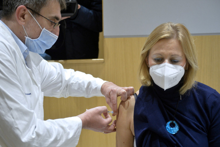 Zdravstveni radnici došli na red: Prvi vakcinisani medicinari u Kliničkom centru Srbije
