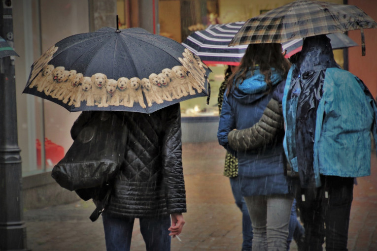 Stiže nam "obojena kiša": Posle tropskog dana, dolazi nam "hladan tuš"