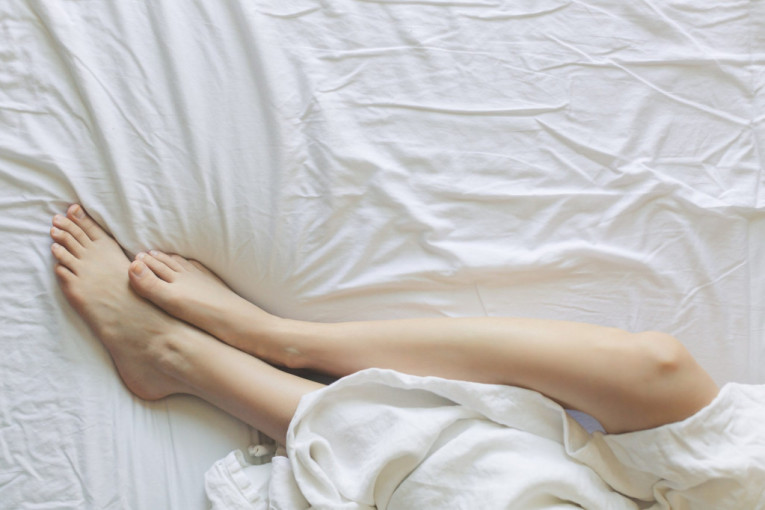 Da li trljate stopalo o stopalo pre spavanja? To može ukazivati na nekoliko stvari