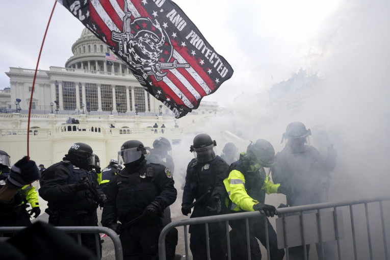 Neredi u Vašingtonu: Tramp ponovo pozvao demonstrante da se raziđu, Tviter mu obrisao tvit (FOTO+VIDEO)
