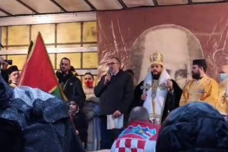 Obeležili Badnji dan uz hrvatsku zastavu: Pristalice tzv. Crnogorske pravoslavne crkve naložile badnjak