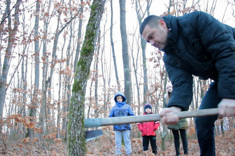Petronijevići i dalje neguju srpske običaje i tradiciju: Ranko sa svoje troje dece ranom zorom krenuo u cerovu šumu, da poseče badnjak (FOTO)