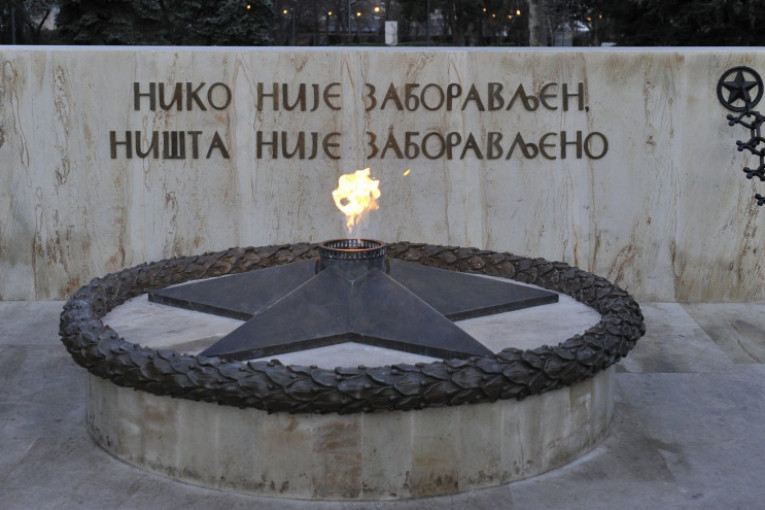 Sedam dana nakon skrnavljenja: "Večna vatra" na Spomen-groblju oslobodiocima Beograda ponovo gori