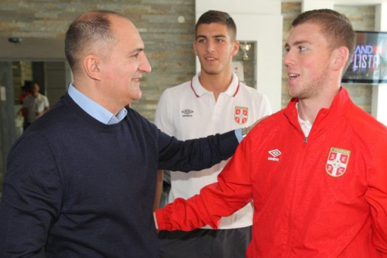 Levi bek, koga su povezivali sa Zvezdom, na pragu novog kluba