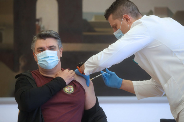 "Uradi sve što možeš da sprečiš da se razboliš": Milanović se vakcinisao pred kamerama (FOTO)