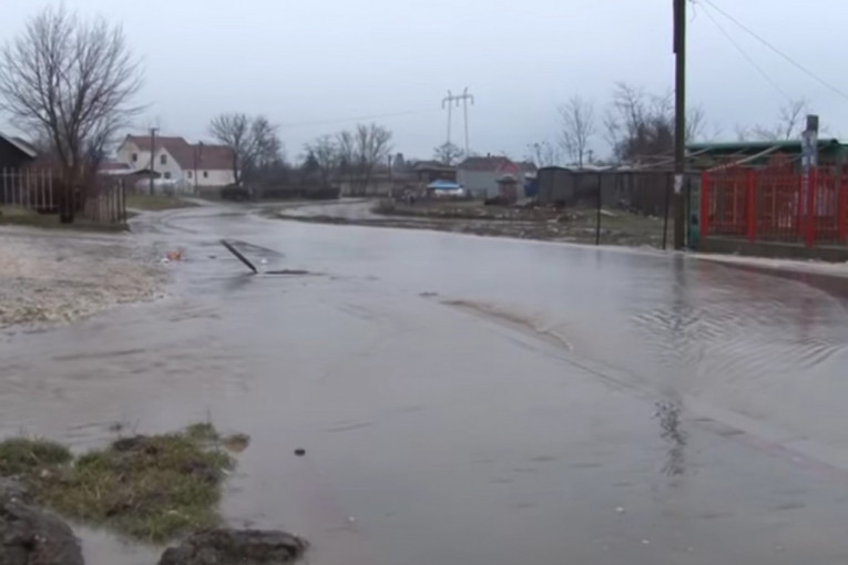 Poplave u Srbiji: Na pojedinim mestima zabranjen saobraćaj,  policija dežura  kako neko ne bi uleteo u „srce bujice“
