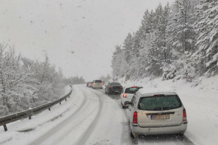 Vozači, obratite pažnju: Sneg obustavio saobraćaj na više mesta u Srbiji