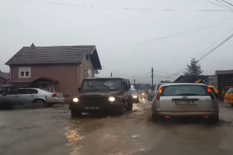Poplavljeno više kuća na Kosovu polju, vatrogasci evakuisali nekoliko porodica