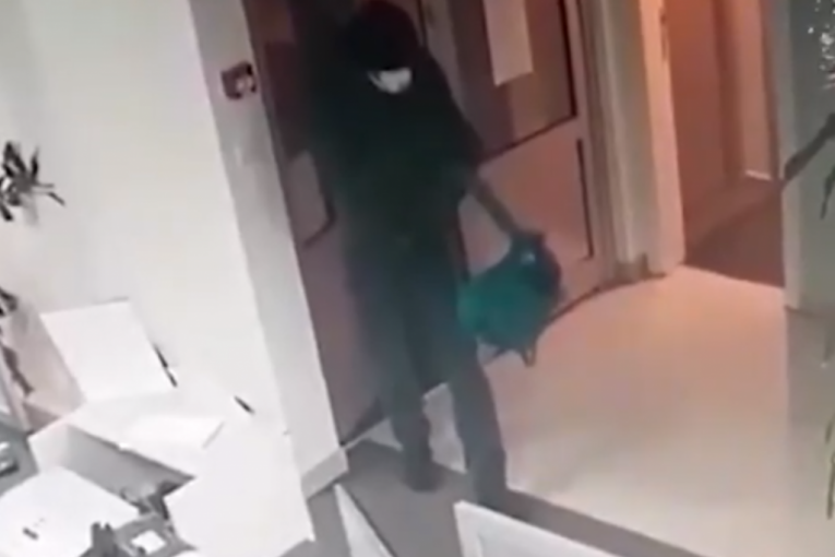 Pojavio se snimak: Ovako je razbojnik opljačkao banku u Beogradu (VIDEO)