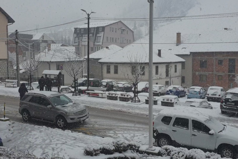 Kolaps na Zlatiboru zbog snega: Automobil smrskan u lančanom sudaru, vozači u koloni čekaju da nastave put (FOTO)