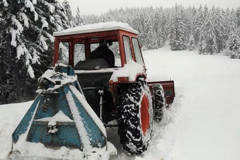Skoro pola metra snega u Ivanjici i Sjenici: Bez struje 17 sela, pojedini putevi neprohodni (FOTO)