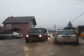 Krovovi kuća i automobila vire iz vode: Obilne padavine izazvale poplave na KiM, najavljena evakuacija (FOTO+VIDEO)
