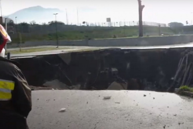 Buka, lomljava i eksplozija, a onda se otvorio krater u zemlji dubok 20 metara (FOTO+VIDEO)