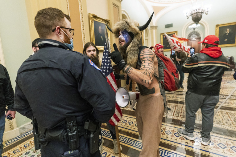 Hapšenja širom SAD: Zbog ulaska u Kapitol optužen "čovek sa rogovima", ali i jedan političar