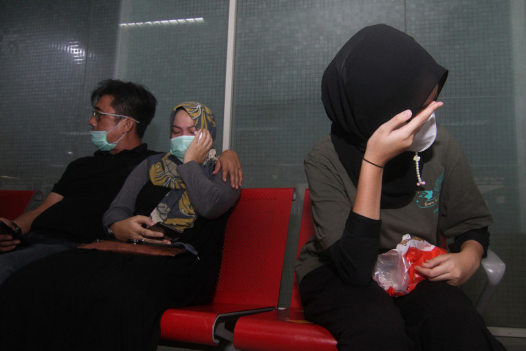 Suze i jecaji na aerodromu u Indoneziji: Porodice očekuju vesti o najmilijima, u "avionu smrti" bile tri bebe (FOTO+VIDEO)