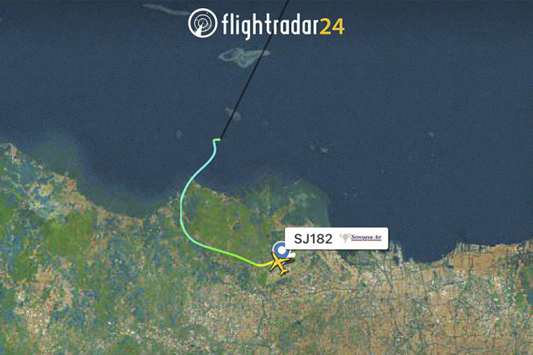 Putnički avion nestao sa radara: U Boingu 737 bilo više od 50 putnika, spasioci našli delove letelice (FOTO+VIDEO)