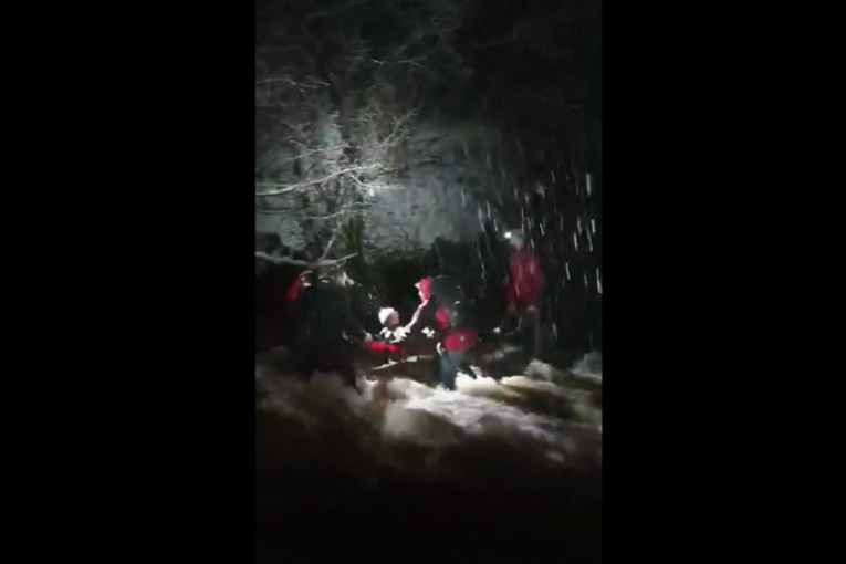 Zastrašujući snimak spasavanja: Pripadnici GSS prenose muškarca na nosilima preko nabujale vode! (VIDEO)