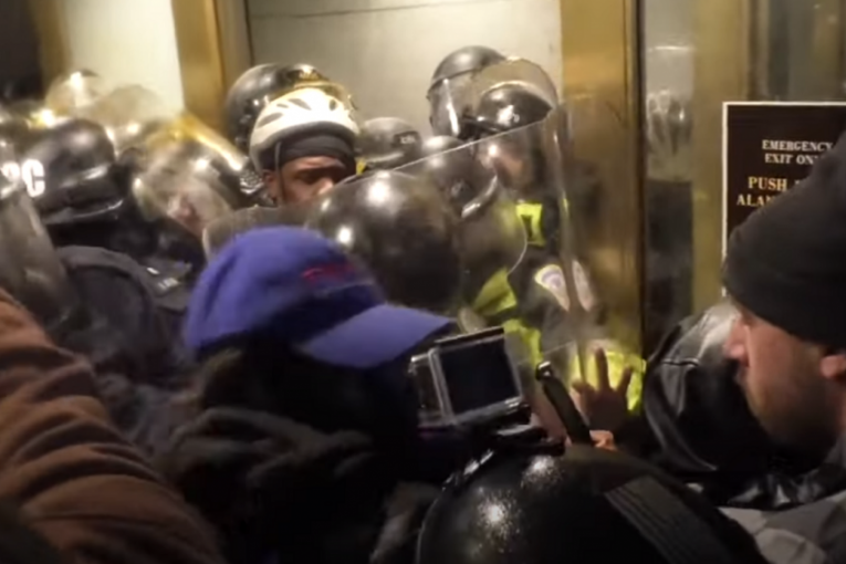Nesrećni policajac žrtva sukoba u Kapitolu: Isplivao uznemirujuć snimak borbe demonstranata i organa reda (VIDEO)