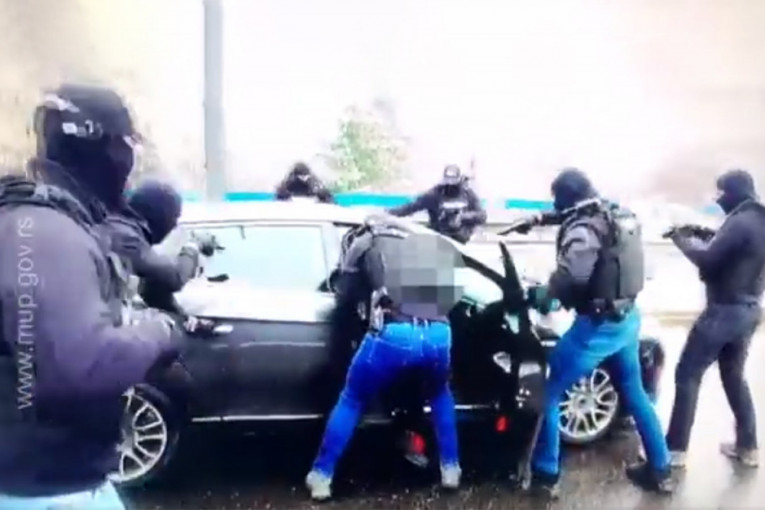 Pogledajte spektakularno hapšenje na Plavom mostu: Policija izvukla dilere iz automobila! (FOTO, VIDEO)