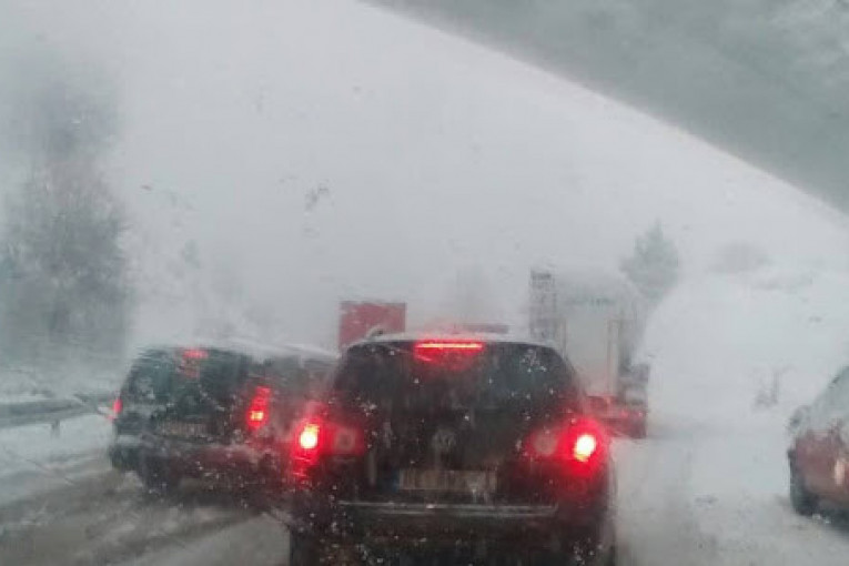 Kilometarska kolona u smeru ka Beogradu: Sneg okovao puteve Čačka, saobraćaj u kolapsu