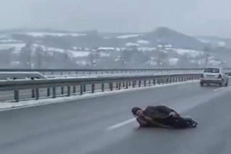 Vozači u šoku: Čovek ležao nasred auto-puta Miloš Veliki, pogledajte! (VIDEO)