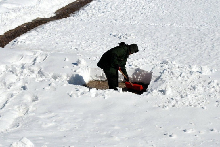 Okrvavio ruke umesto da uzme lopatu: Muškarac pozvao policiju i priznao ubistvo samo da bi mu očistili sneg ispred kuće