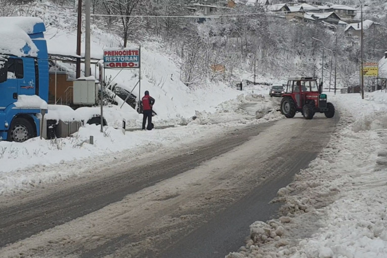 Prohodni putevi: I pored obilnih snežnih padavina u Prijepolju, Ivanjici i Lučanima za sada nema većih problema