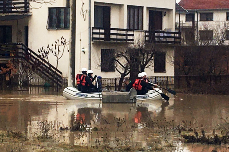 Ekspresna reakcija MUP-a: Evakuisane 34 osobe iz objekata koji su poplavljeni