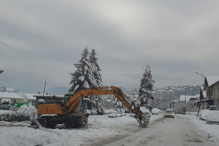 Sneg napravio potpuni haos u Prijepolju: U delovima opštine proglašena vanredna situacija, zavejani putevi i 500 domaćinstava bez struje (FOTO)(VIDEO)