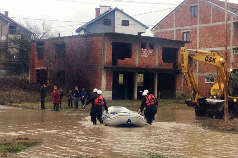 Poplave u Žitorađi: Voda zarobila ženu (86) u kući, vatrogasci je spasavali (VIDEO)