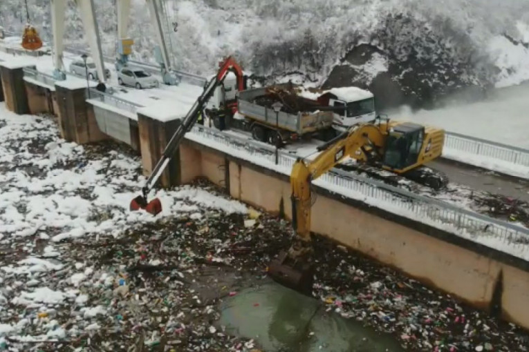Na površini pluta 7.500 kubika otpada: Pogledajte kako izgleda uklanjanje smeća na najvećoj ekološkoj bombi u Srbiji (FOTO)