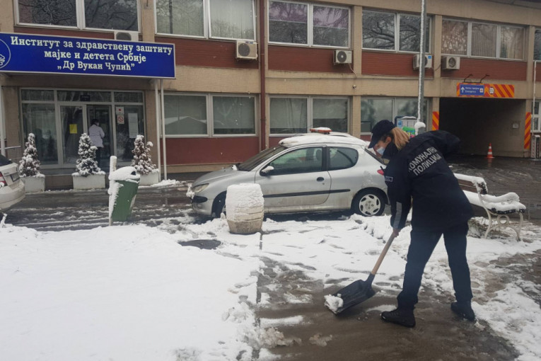Zasukali rukave: I komunalni milicajci pomažu u čišćenju snega