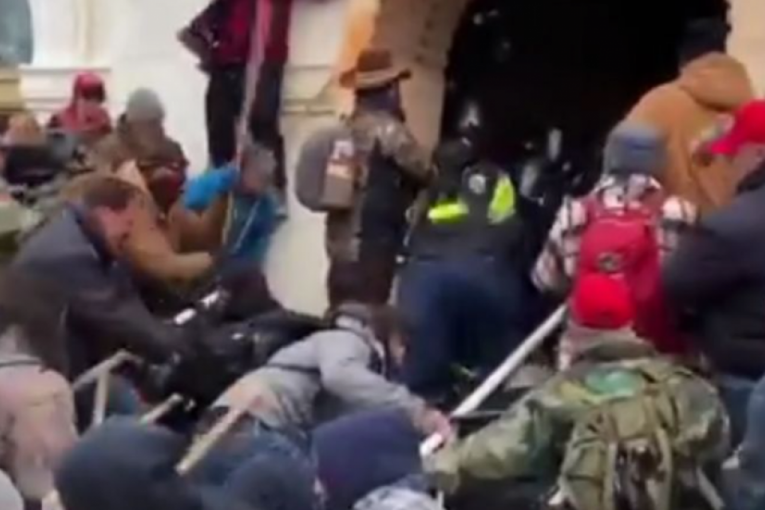Objavljen novi snimak okršaja u zgradi Kongresa: Demonstranti vukli policajca niz stepenice (VIDEO)