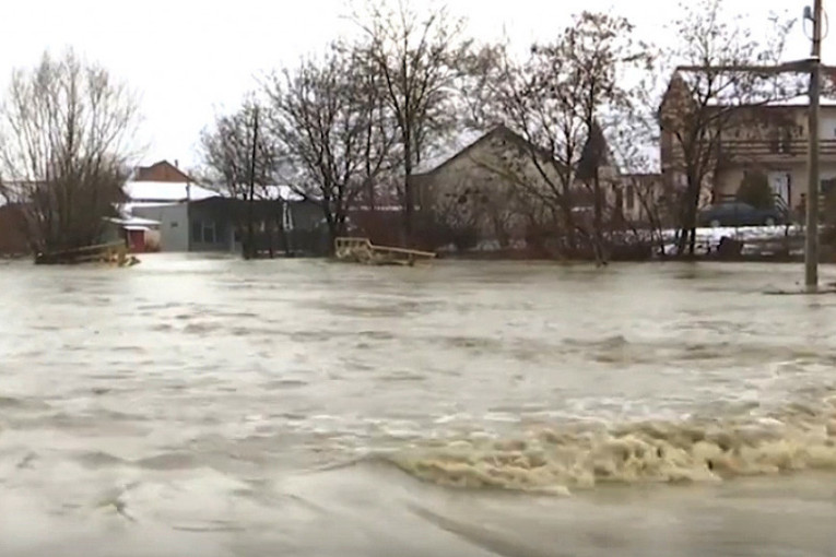 Haotično stanje na Kosovu: Voda srušila dva mosta, u toku evakuacija stanovništva (VIDEO)