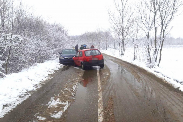 Nesvakidašnja saobraćajka kod Bijeljine: Svekar i snaja se sudarili na lokalnom putu