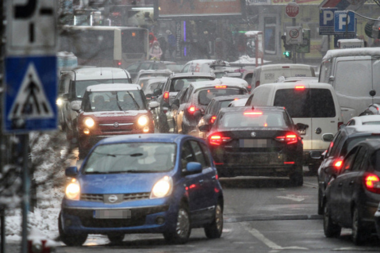 AMSS upozorava: Oprez u vožnji zbog kiše i snega