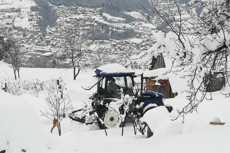 Snežne padavine odsekle Crnu Travu od ostatka Srbije: Stotinu domaćinstava 17 dana u mraku