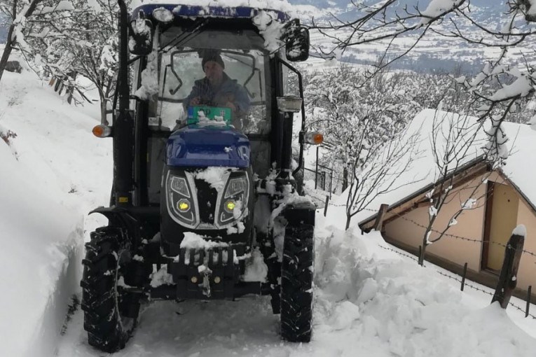 Sneg ih okovao, bili su nemoćni: Dopremljene namirnice i lekovi do zavejanih kuća starih i bolesnih u prijepoljskom selu
