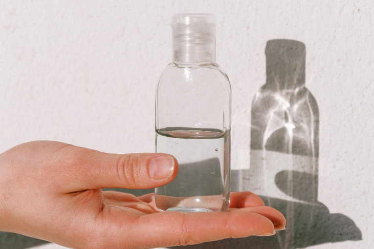 Da li znate da neke mrlje možete ukloniti sredstvom za dezinfekciju ruku?