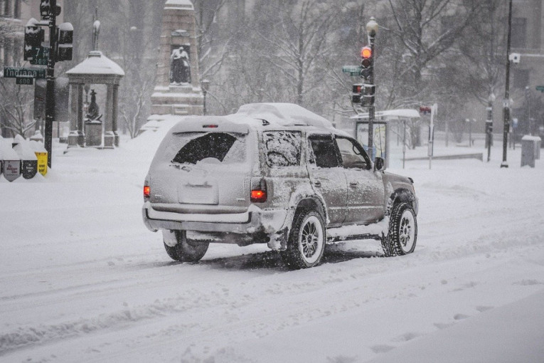 Oprez! Kada vozite po snegu i ledu, obratite pažnju na ove stvari