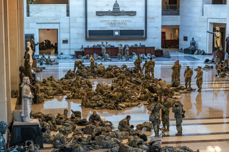 Šokantne fotografije sa Kapitola najbolje opisuju stanje u SAD: Odlučuje se o opozivu Trampa, a vojnici... (FOTO)