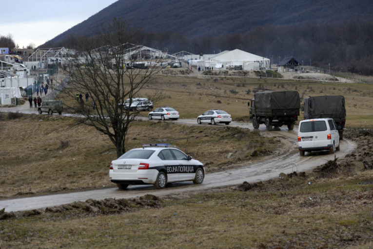 Težina izbegličkog života stala je u jednu fotografiju iz kampa u Bosni (FOTO)