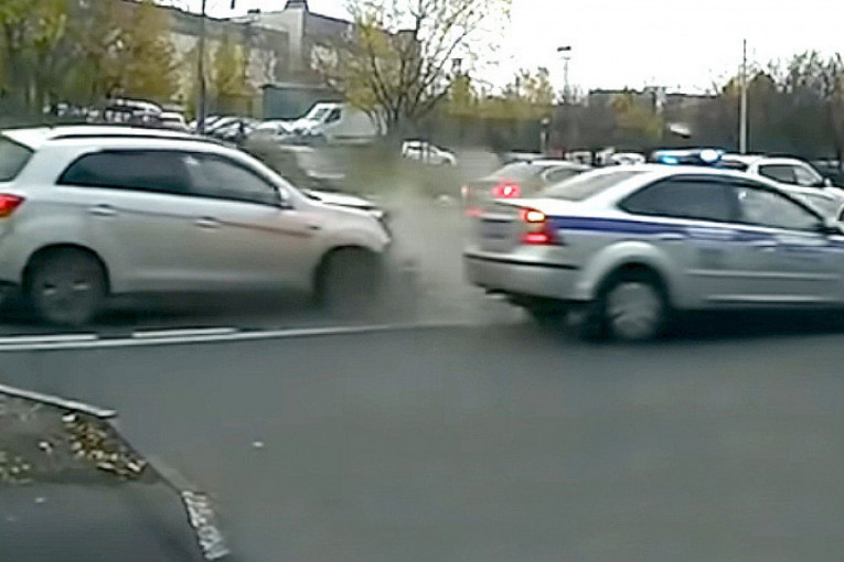 Vozač napravio haos: Bežao od policije, pa se zakucao u njihov auto i povredio dvojicu policajaca!