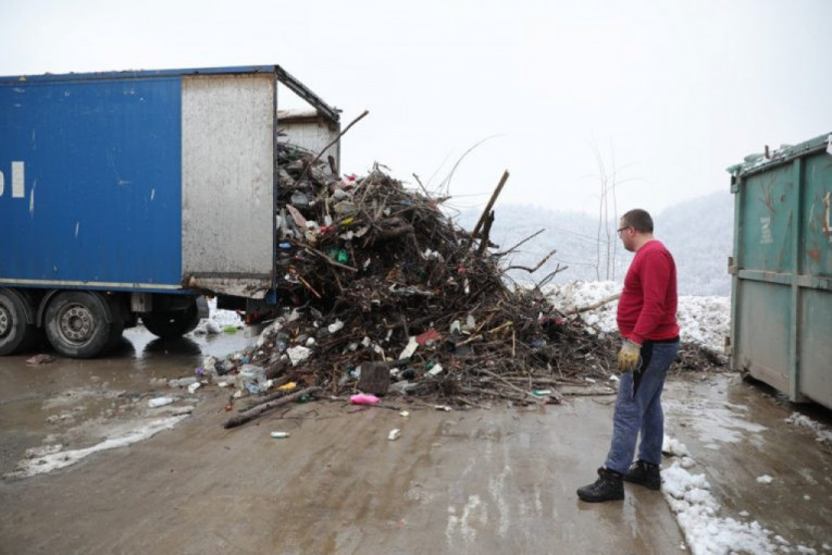 Otpad iz Potpećkog jezera stiže na deponiju „Duboko“: Šreder melje smeće, koje se kasnije prodaje ili odvozi u cementare
