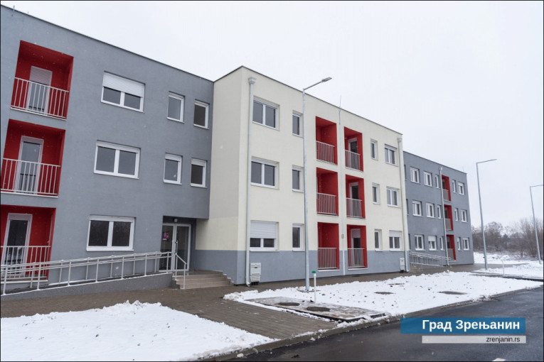 Useljena nova zgrada u Zrenjaninu: Trajno stambeno rešenje za 40 izbegličkih porodica
