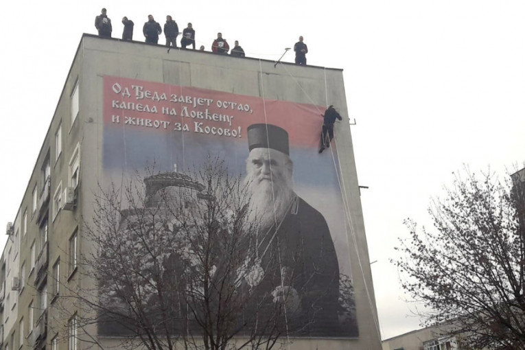 "Plakat razdora": U Nikšiću uklanjaju mural sa likom mitropolita Amfilohija!
