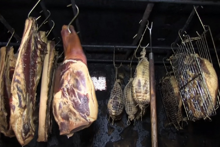 Nesvakidašnja krađa u Kragujevcu: Ode cela svinja - iz pušnice ukradeno 130 kilograma mesa