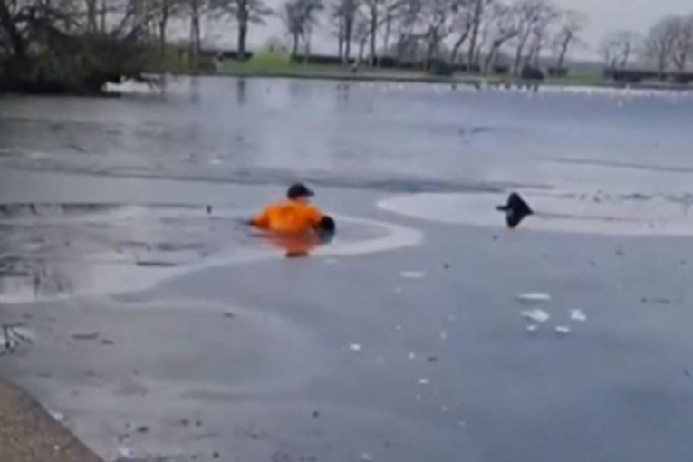 Heroj: Bez razmišljanja je skočio i spasao psa iz zaleđenog jezera (video)