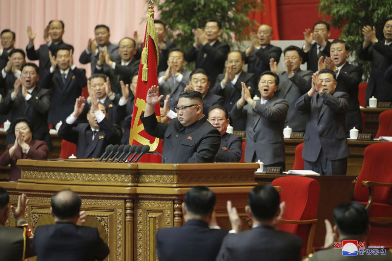 Kim Džong-Un probao da sakrije vojnu paradu od planete