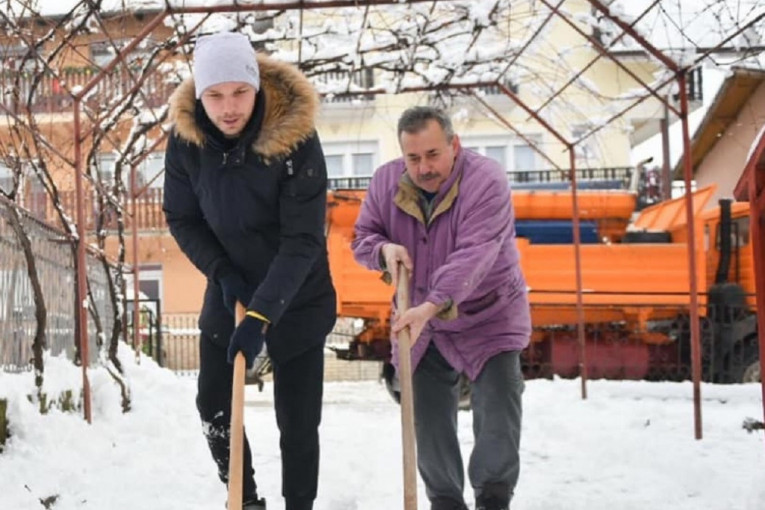 "Kritika pada brže nego sneg": Stanivuković uzeo lopatu u ruke i poslao poruku građanima Banjaluke (FOTO)